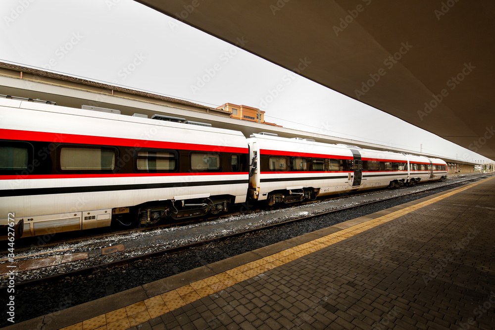 Fototapeta premium treno fermo in stazione