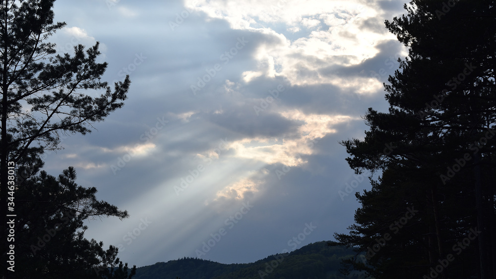 Sonnenstrahlen durch graue Wolken, Licht, Hintergrund Sonnenstrahlen durch graue Wolken, Licht, Hintergrund