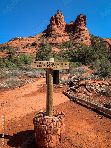 Фотография Bell Rock, red-rock butte  hiking trail trailhead sign in Sedonal Arizona