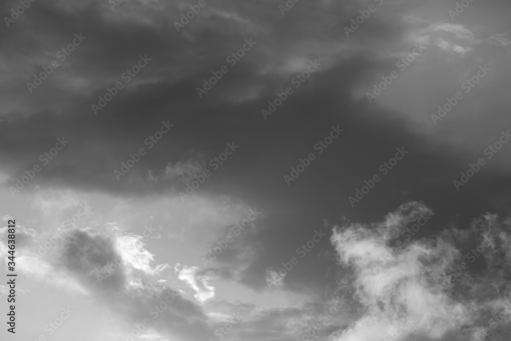 Obraz premium Grauer Wolken Himmel nach einem Regen Schauer im April