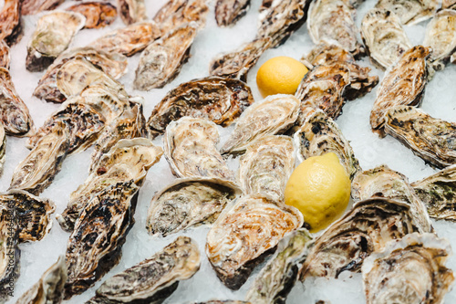 фотографія Fresh oysters seafood on a ice stall in fishmarket