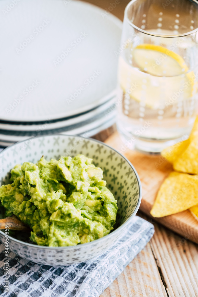 Guacamole fait maison avec des tortillas chips de maïs - Préparation traditionnel mexicaine épicée Guacamole fait maison avec des tortillas chips de maïs - Préparation traditionnel mexicaine épicée