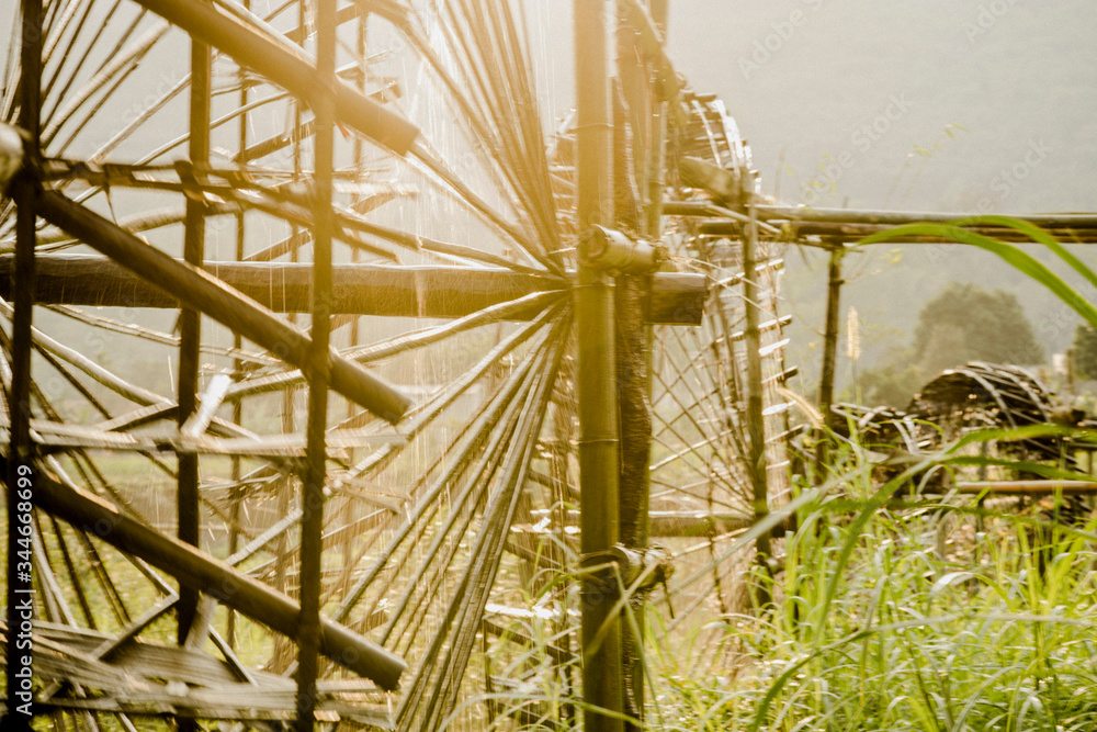 Bewässerung der Reisfelder mit Wasserrädern aus Bambus, Vietnam