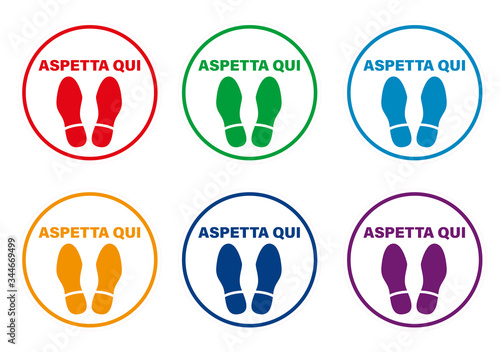 Adesivi calpestabili piedi aspetta qui fondo bianco