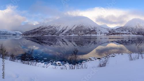 Simetria : Paisaje de fiordos noruegos en invierno en la provincia de Tromso, Nordland, Noruega 