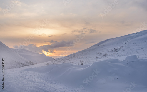 Atardecer en las montañas nevadas del norte de Noruega, en Nordland, Tromso © gurb101088