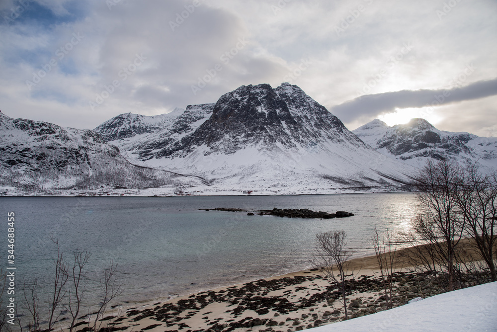 Paisaje ártico de montañas nevadas en la costa escandinava de la Laponia noruega en invierno , Nordland , Noruega 