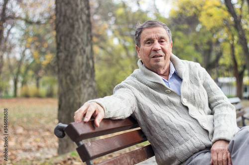 Tableau sur toile Portrait of happy senior man smiling, in the public park, outdoors