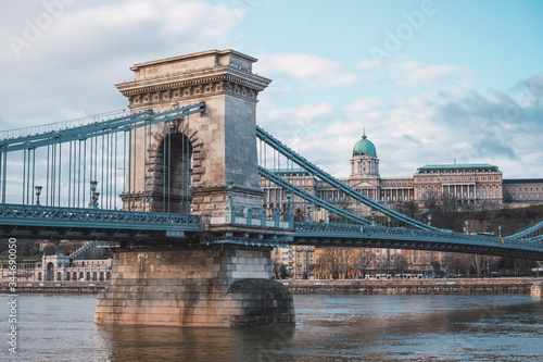 Obraz na płótnie Chain bridge on the Danube river in Budapest, in the background the Buda castle w salonie
