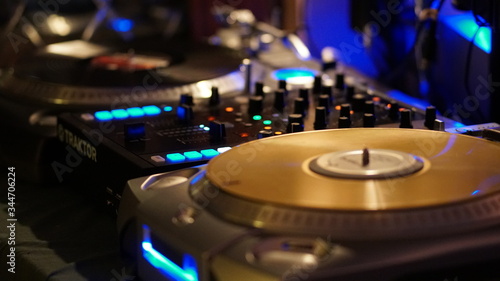 DJ Set 2 decks and mixer