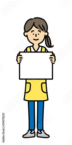 フリップ/メッセージボードを持つエプロン姿の女性
