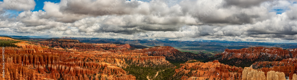 Fototapeta premium View of the famous Bryce Canyon National Park from Inspiration Point.