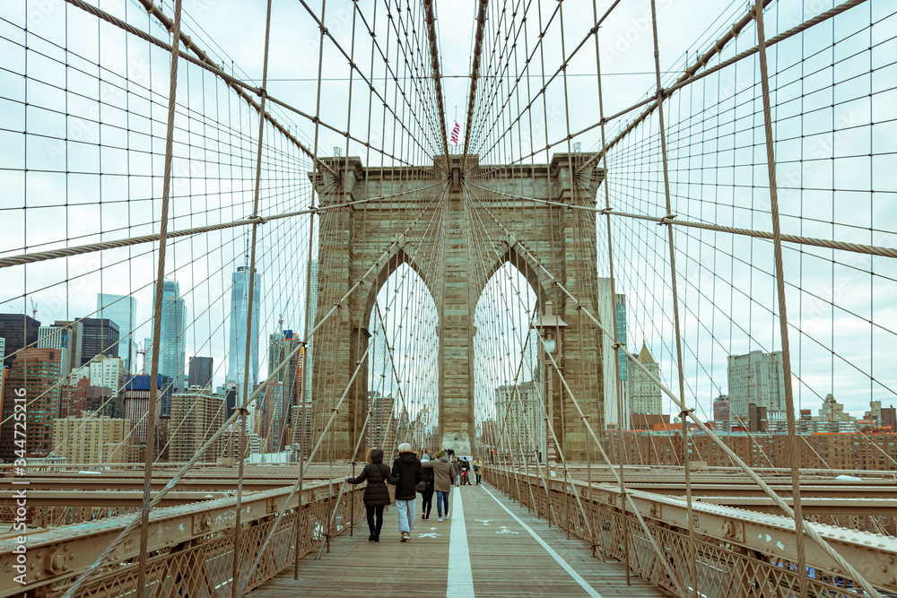 Obraz premium Ludzie chodzący po Brooklyn Bridge w Nowym Jorku