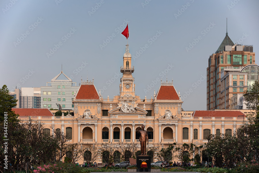 Fototapeta premium People's committee building and Ho Chi Minh statue in Saigon
