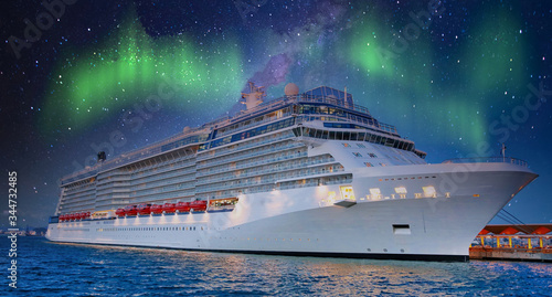 Luxury cruise ship heading to а vacation cruise around Caribbean islands © eskystudio