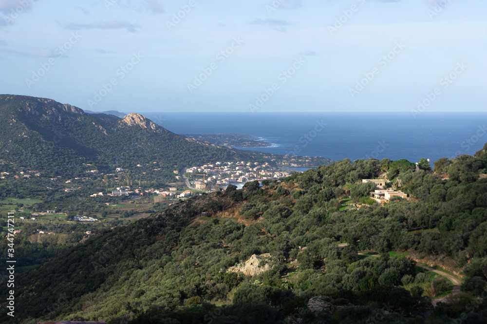 Vue panoramique depuis le village de Sant'Antonino en Corse