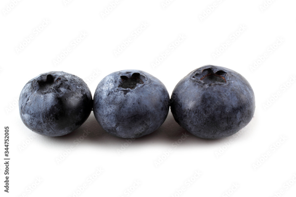 Obraz premium Blueberries isolated on white background