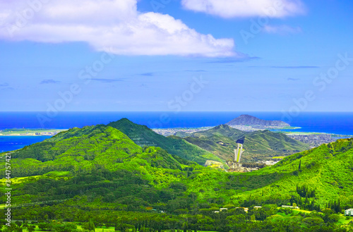 ハワイ・オアフ島のヌウアヌ・パリ展望台から見るマリーンコーベースハワイ