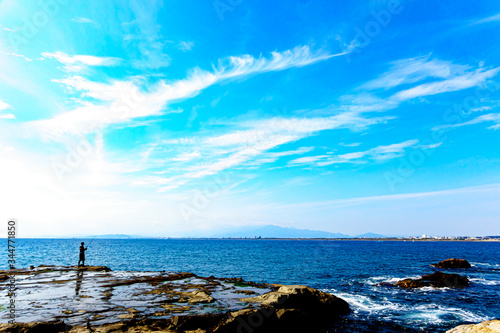 【釣りイメージ】岩場での釣り風景 © travel