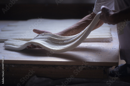 日本の伝統食品,うどん,熟成した生地を平らに延ばし切る(もち切作業）