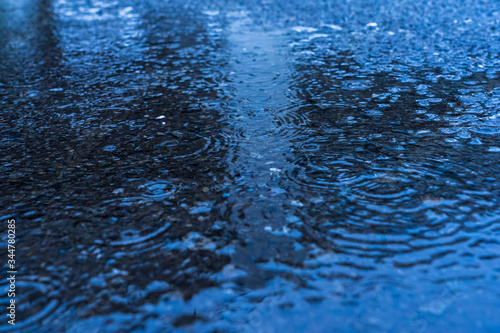 雨に濡れるアスファルト