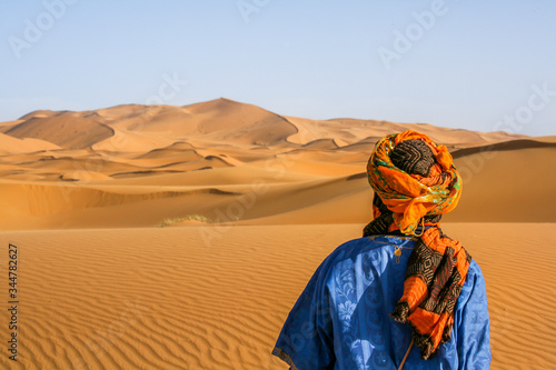 Tableau sur toile Caravan leader of tuareg camel caravan, Morocco