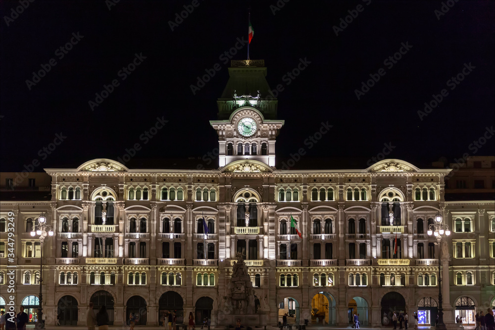Il palazzo municipale di Trieste in piazza unità D'italia. Fotografia notturna. Perfetta illuminazione pubblica.