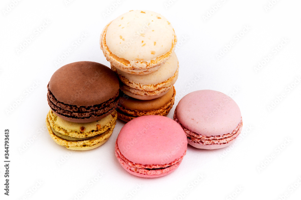 Ensemble de macarons multicolores sur fond blanc Ensemble de macarons multicolores sur fond blanc