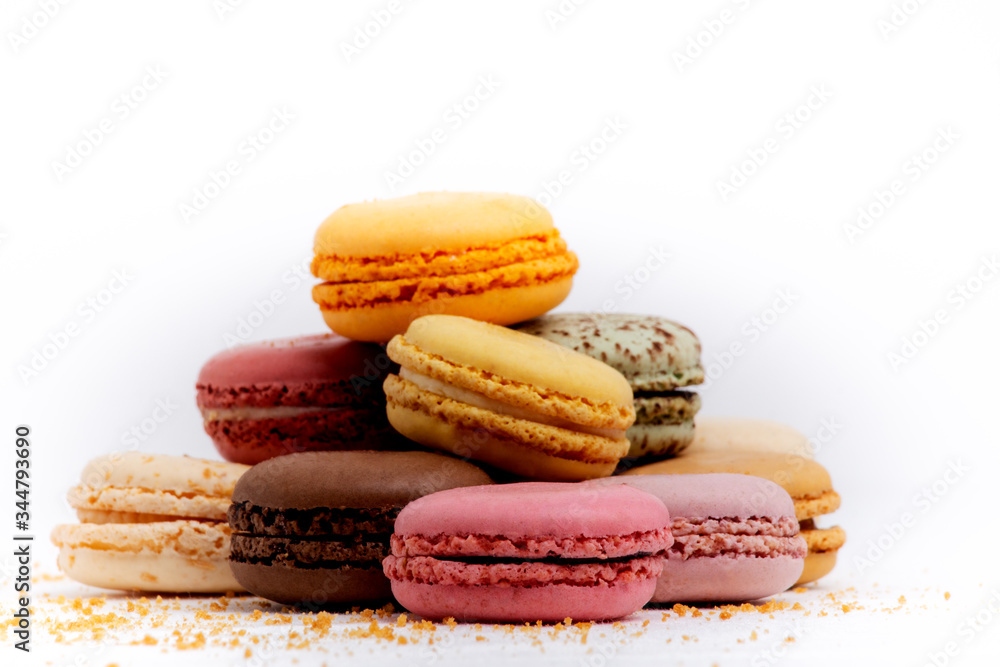 Fototapeta premium Ensemble de macarons multicolores sur fond blanc