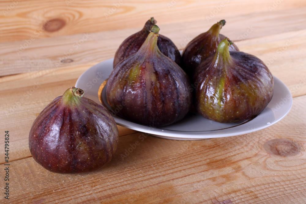 Fototapeta premium Figs on table