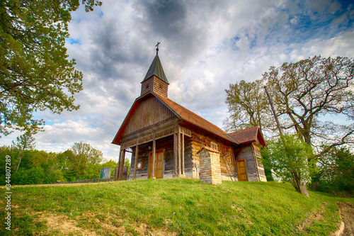 Cuadro en lienzo Authentic Turopolje chapel in Lukinic brod