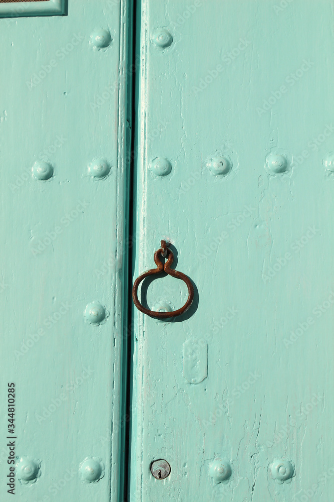 Detalle de una puerta azul. Tradicionales en muchos pueblos de ...