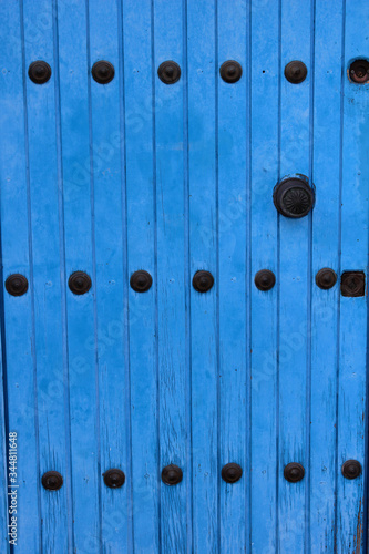 Detalle de una puerta azul. Tradicionales en muchos pueblos de Andalucía.  © jimenezar