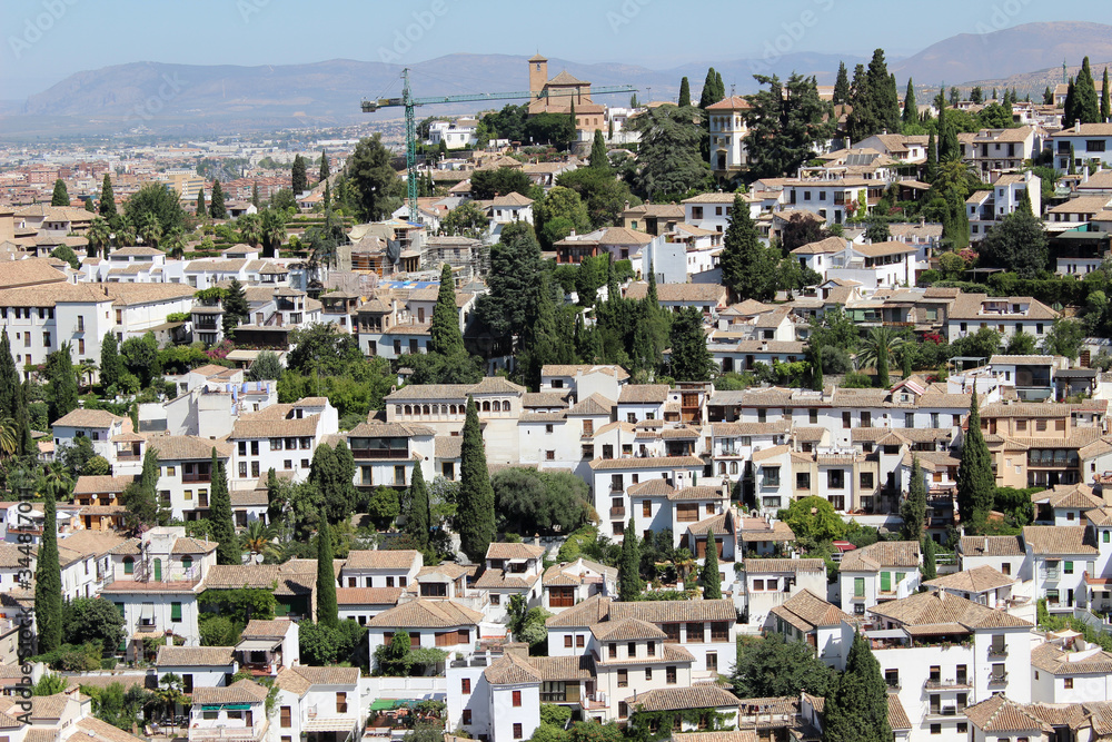 Vistas del barrio del Albaicin desde la Alhambra en la ciudad de Grananda (Andalucía, España)