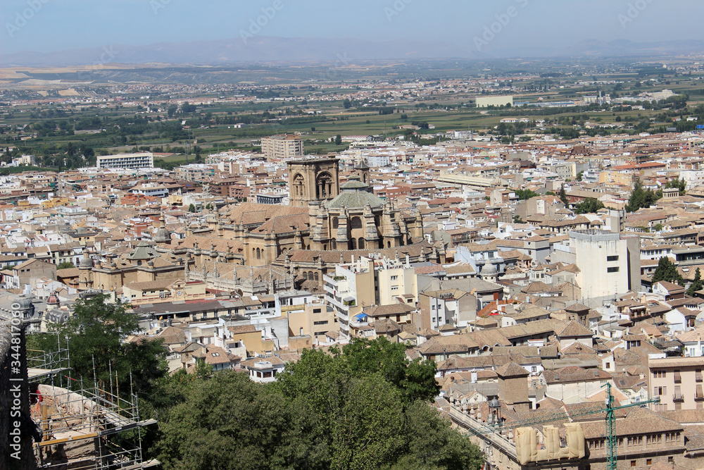 Paisaje de la ciudad de Granada desde la Alhambra (Andalucía, España)