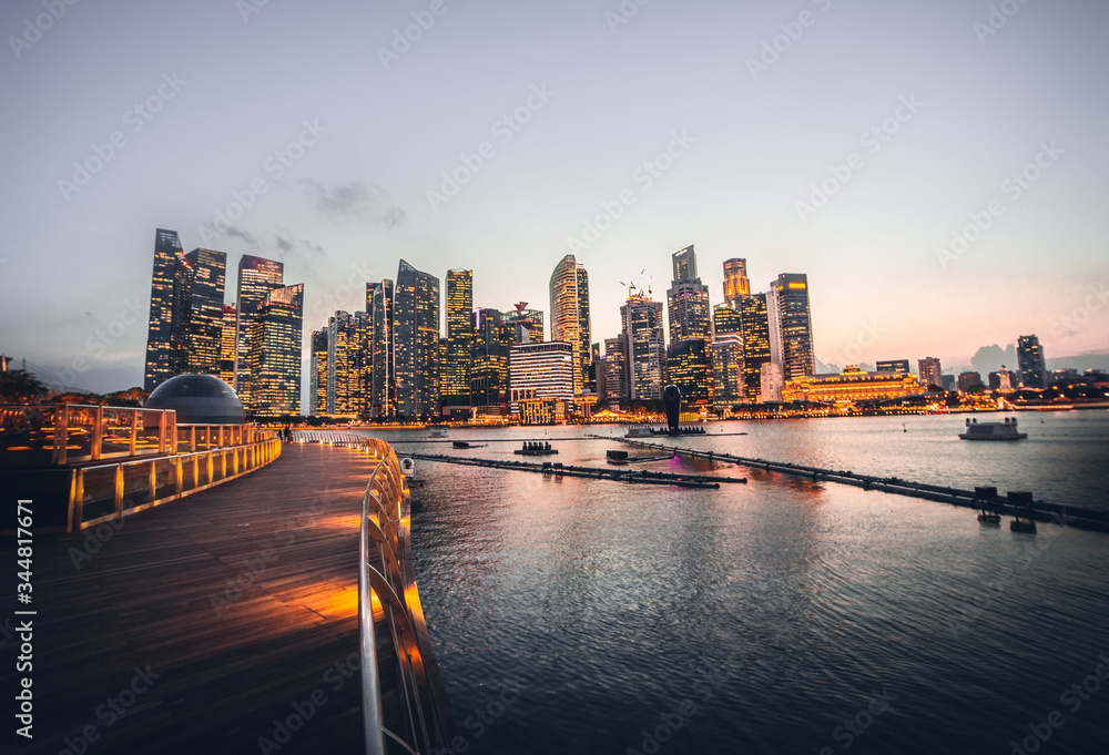 Obraz premium Wunderschöner Blick auf die Skyline von Singapur in der Abenddämmerung bei warmem Licht