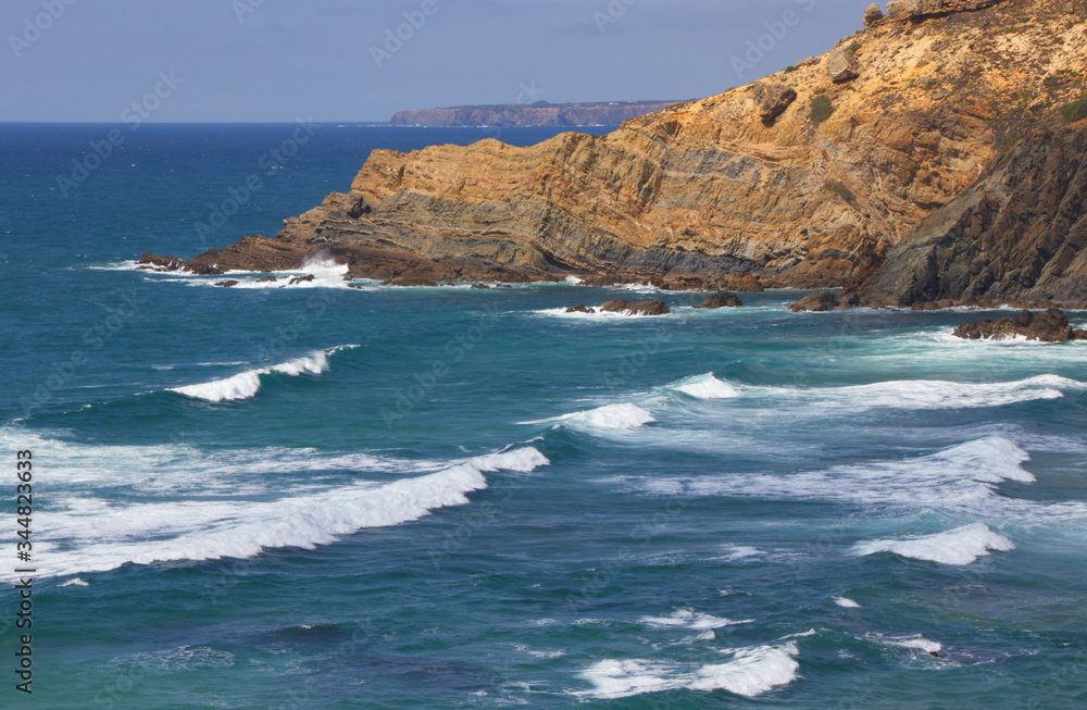 Wellen an der Küste von Carvalhal an der Atlantikküste von Portugal Wellen an der Küste von Carvalhal an der Atlantikküste von Portugal