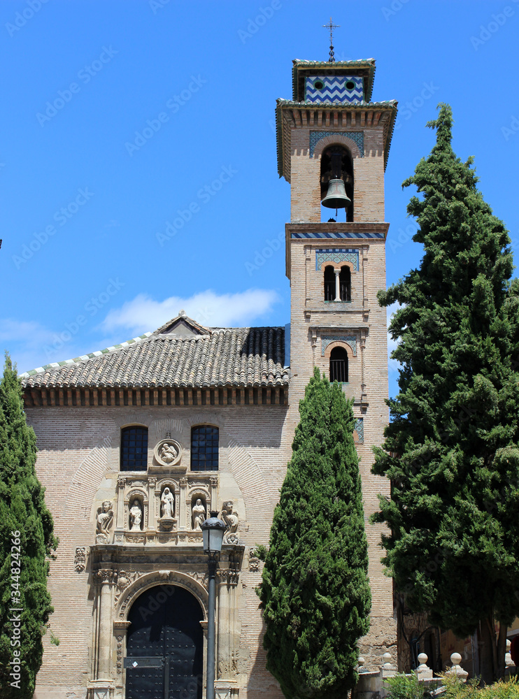 iglesia de San Gil y Santa Ana en la ciudad de Grananda (Andalucía, España)