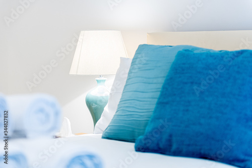 Cama de hotel cojin azul