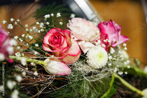 Blumengesteck: Rosengirlande für das Brautauto