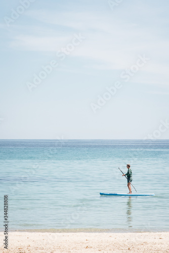 un homme sur un paddle . Un homme à la mer. © david