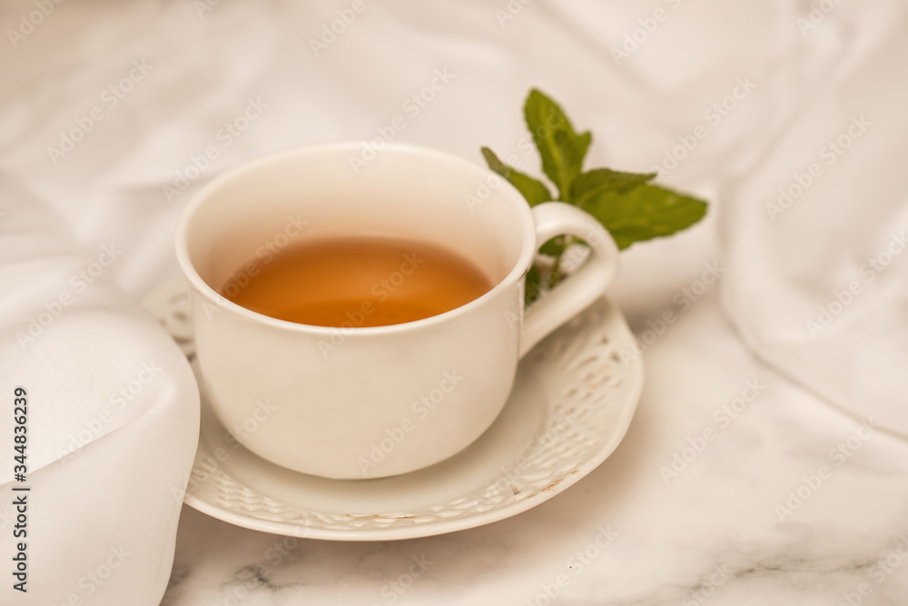 Tè caldo con miele e menta, natura morta Tè caldo con miele e menta, natura morta
