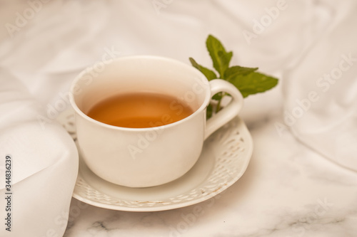 Tè caldo con miele e menta, natura morta