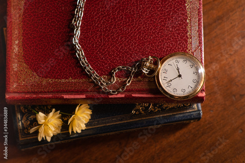 Libri d'epoca con orologio da taschino photo