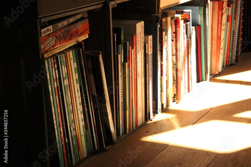 Büchersammlung wird vom Sonnenlicht gestreichelt photo