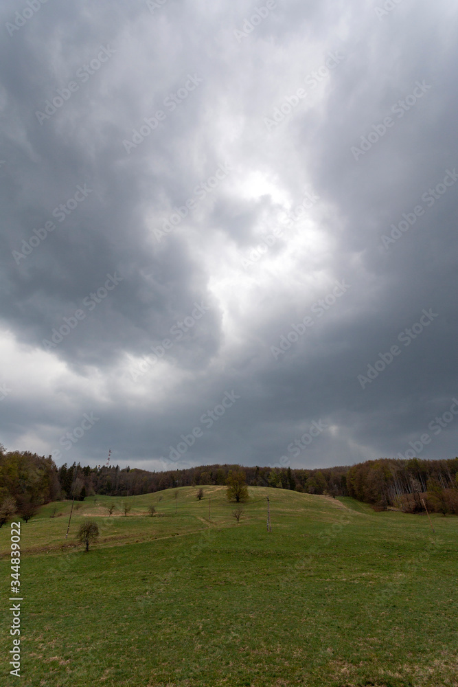 Obraz premium Cloudy sky over a meadow in the Bukk mountains