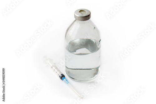 Foto A needle near to a bottle and saline