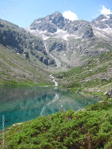 Fototapeta Naklejka Na Ścianę i Meble -  mountain lake in the Pyrenees