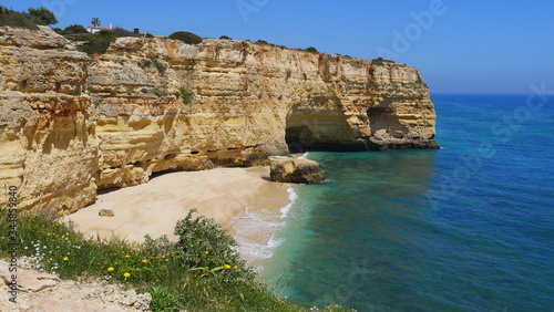 Algarve, Felsen, Badestrand in einer Bucht umgeben von türkisfarbenem Wasser, Strand, Portugal