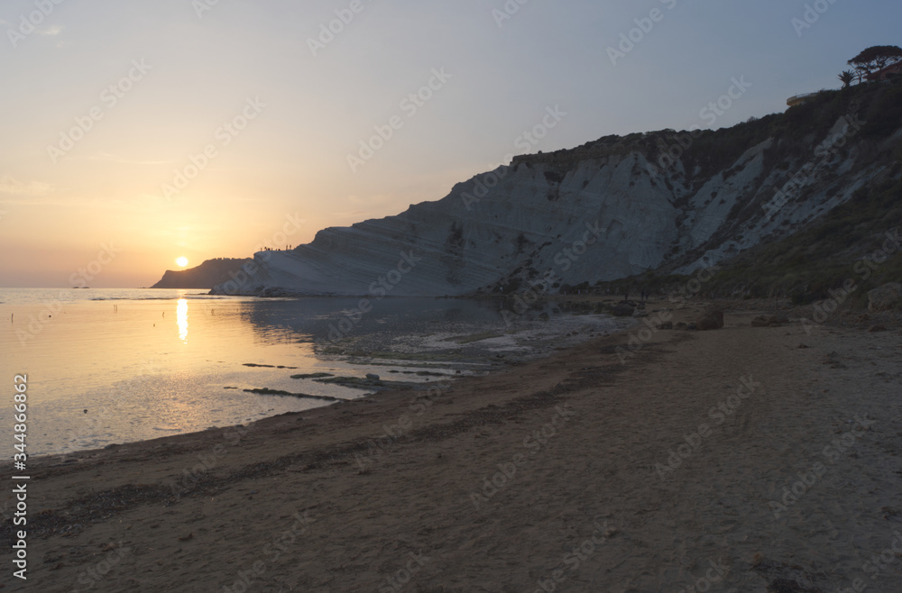 Caratteristica spiaggia con roccia bianca al calar dela sera